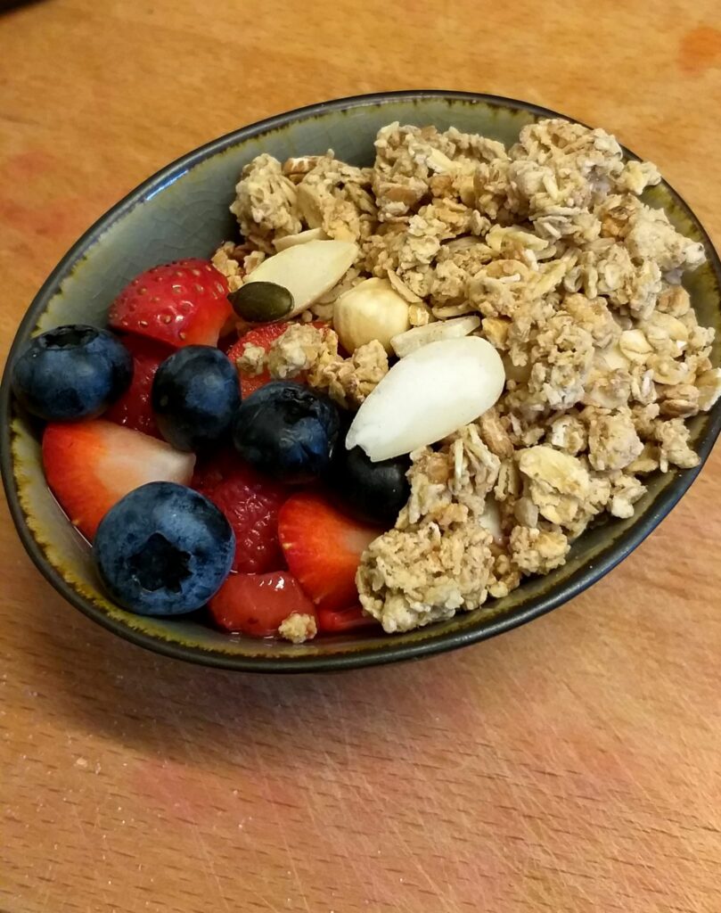 Yoghurt home made granola
